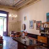 Ma � giunto il momento di visitare gli interni della residenza. Accediamo al salone principale per ritrovarci in un ambiente che pare sospeso nel tempo: i mobili d�epoca, le antiche porte a cornici dorate...